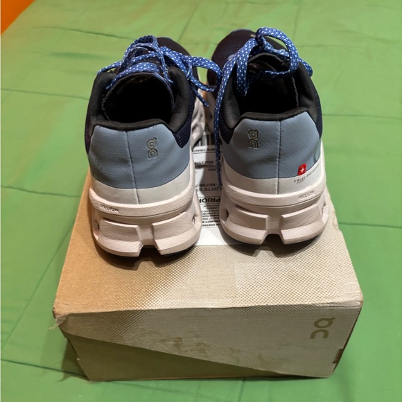 WOMENS ON CLOUDMONSTER SIZE 6 | lavender açaí / looks more blue than purple - Picture 7 of 9